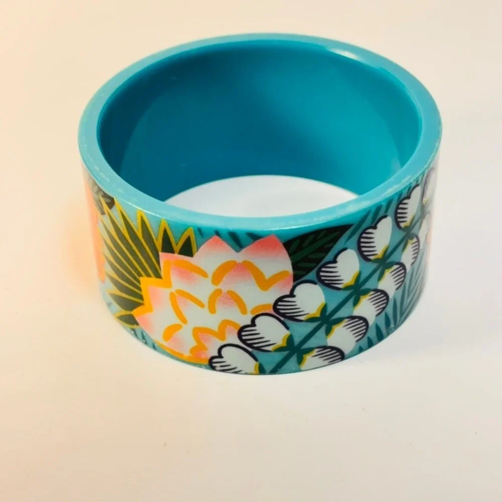 N/A vibrant turquoise